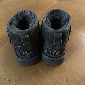 Ugg Boots Classic ultra mini little kid size 7 in gray